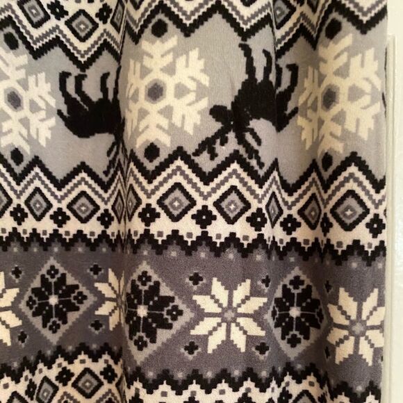 Buyer Rated ⭐️⭐️⭐️⭐️⭐️ Super Soft Gray Winter Patterned Leggins. - Picture 5 of 5